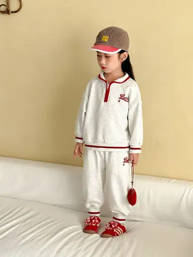グレー