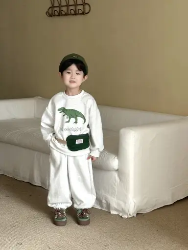 グレー
