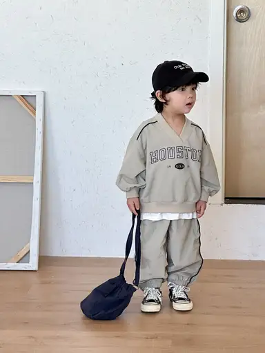 グレー