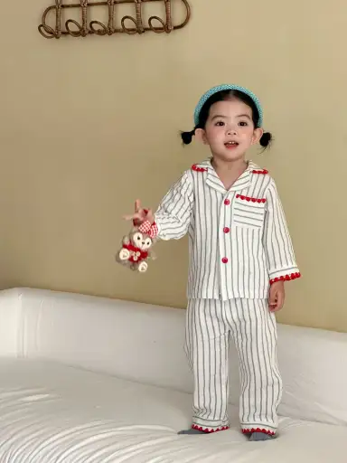 グレー