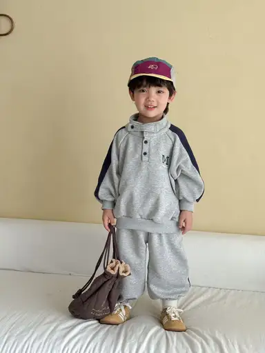 グレー