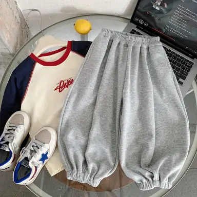 グレー