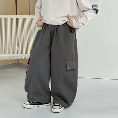 グレー