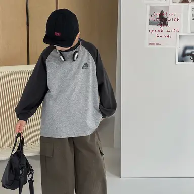 グレー