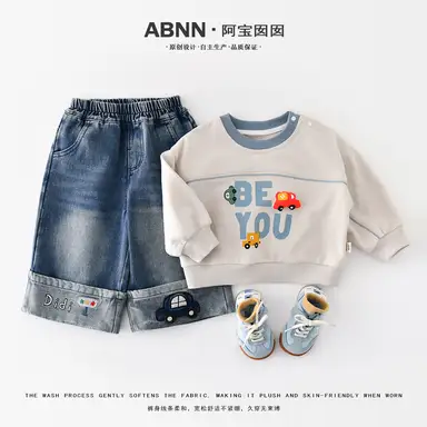 アイボリートップス + デニムパンツ