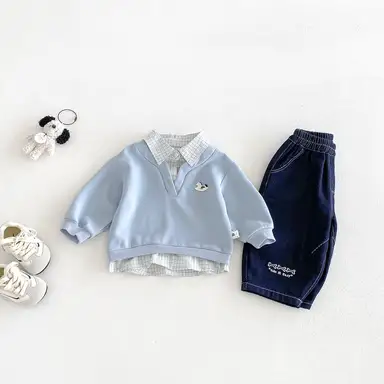 ブルートップス + デニムパンツ