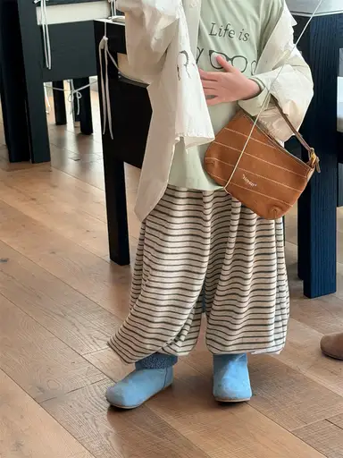 グレー