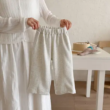 ライトグレー パンツ