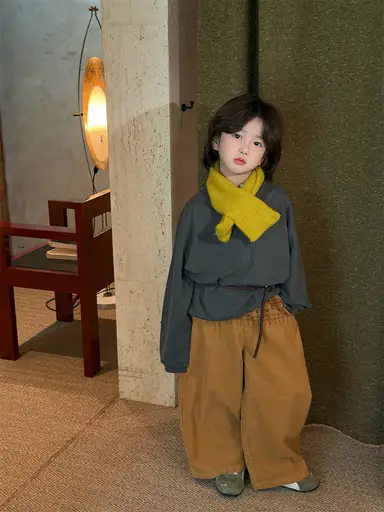 グレー