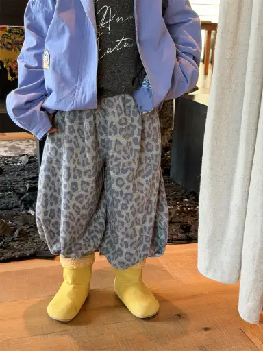 グレー