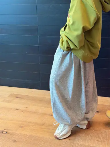 グレー
