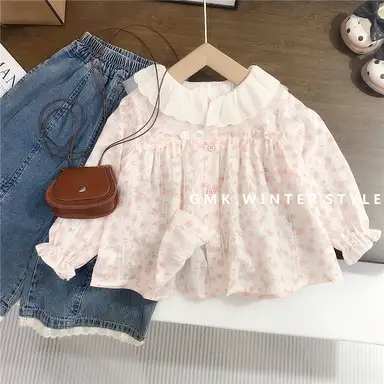 ピンクトップス + デニムパンツ