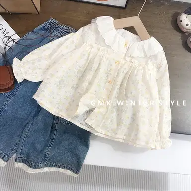 イエロートップス + デニムパンツ
