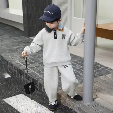 グレー