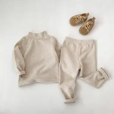ベージュストライプトップス + ベージュストライプパンツ