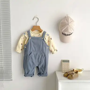 ブルーサロペットカバーオール + アイボリートップス