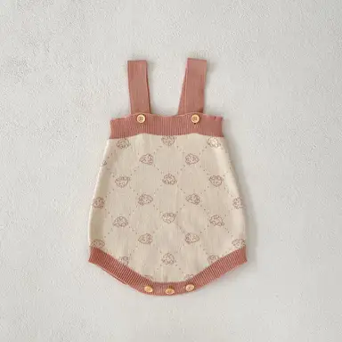 ピンクボディスーツ