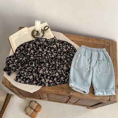 ブラックトップス + デニムパンツ