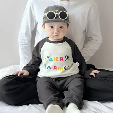 ブラック袖トップス + グレーパンツ