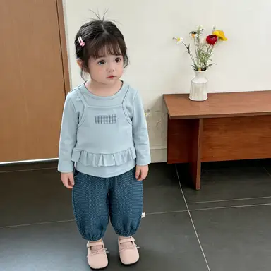 ブルートップス + ブルードット柄パンツ