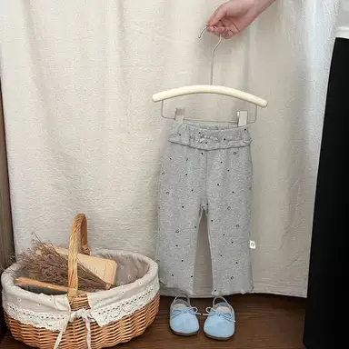 グレー