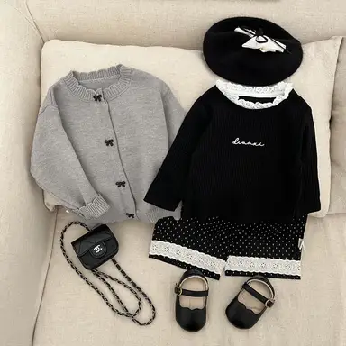 ブラックトップス + ブラックドット柄パンツ + グレーカーディガン