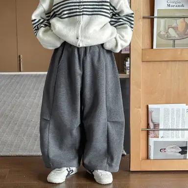 グレー