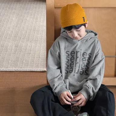 グレー