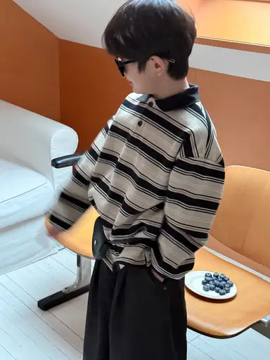 グレー