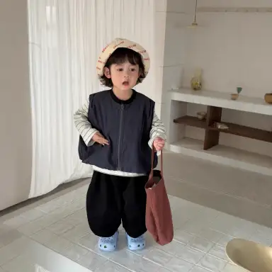 アイボリーストライプトップス + ブラックパンツ