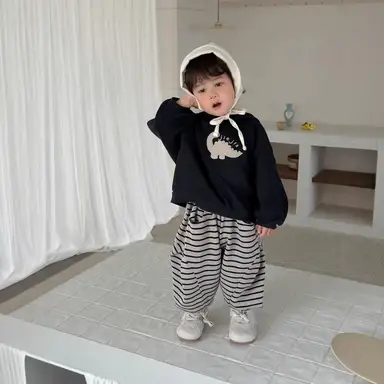 ブラックトップス + グレーストライプパンツ