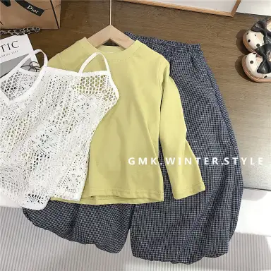 イエロートップス + アイボリーベスト + ネイビーチェックパンツ