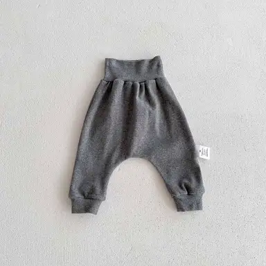 ライトグレー パンツ