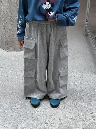 グレー