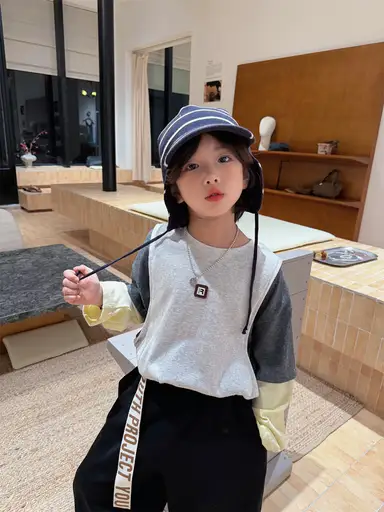 グレー