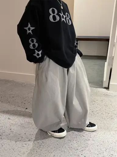 グレー