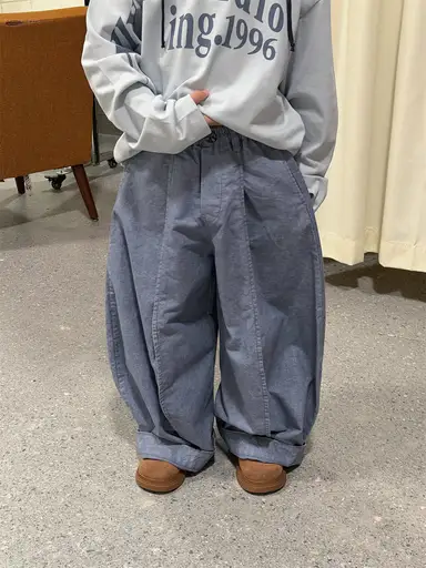 グレー