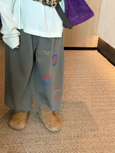 グレー