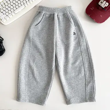 ライトグレー パンツ