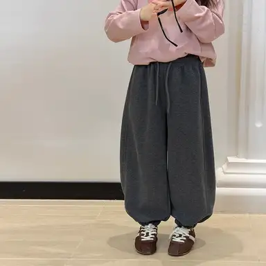 ダークグレー パンツ