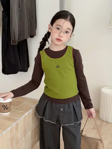 ブラウン長袖Tシャツ＋グリーンベストセット