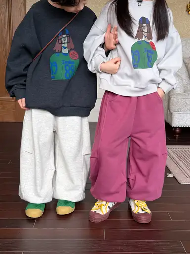 グレー