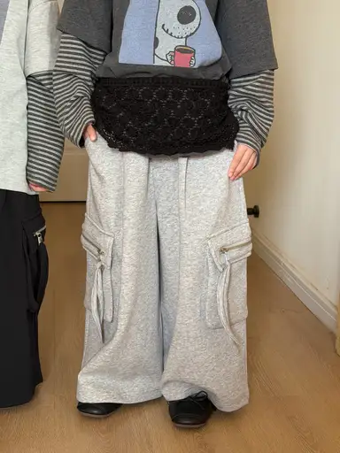 グレー