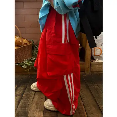 レッド パンツ