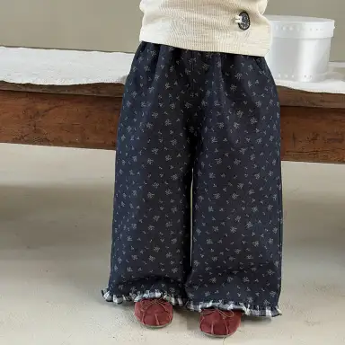 ブルーフラワー柄パンツ