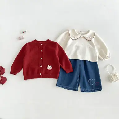 アイボリートップス + レッドカーディガン + デニムパンツ