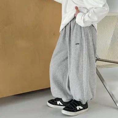 ライトグレー パンツ