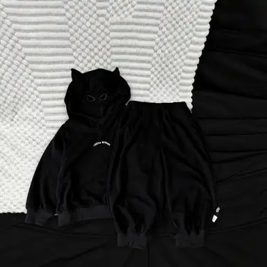 ブラックトップス + ブラックパンツ