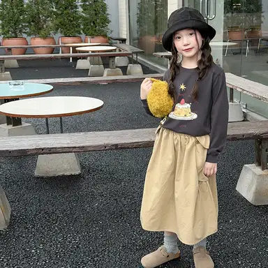 ダークグレー