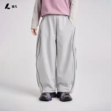 グレー